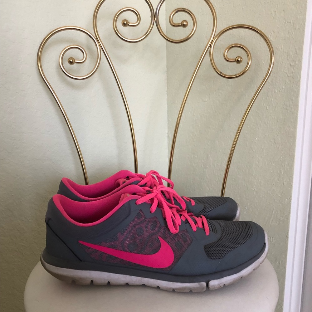 Well loved Nike tennis shoes 💖